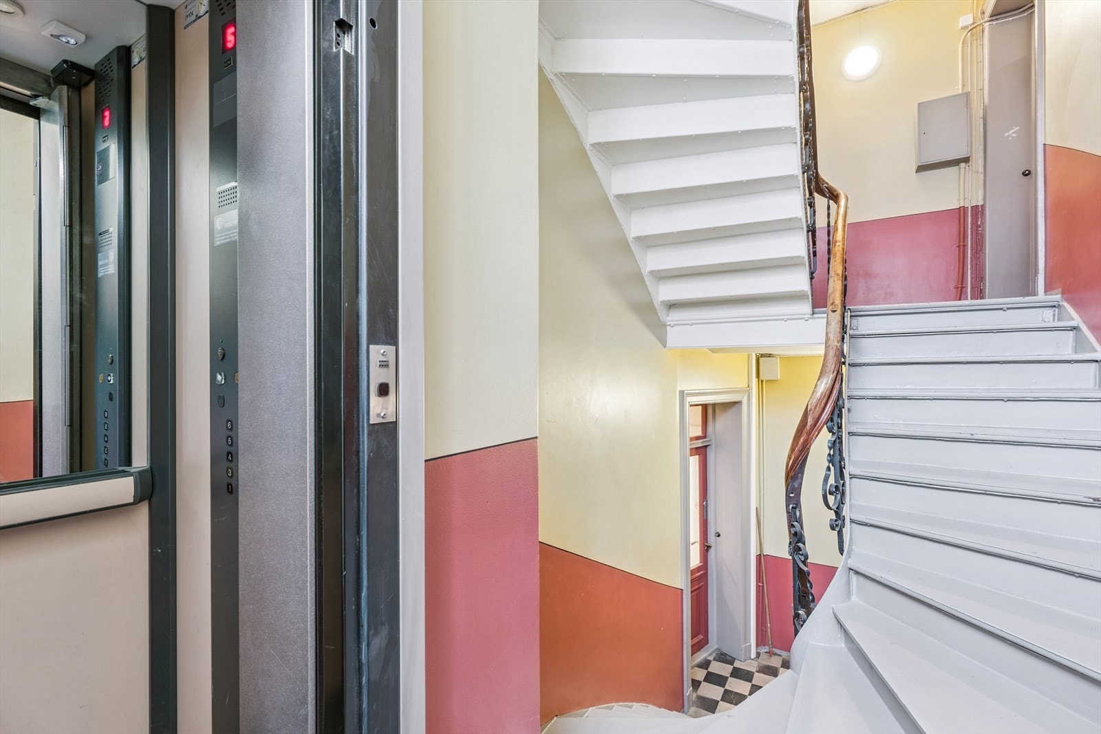 Det er installert en liten heis i det ene trappeløpet. Heisen stopper i hvert repo mellom etasjene. (Halv etasje opp og ned fra inngangen til leiligheten). Galleribilde