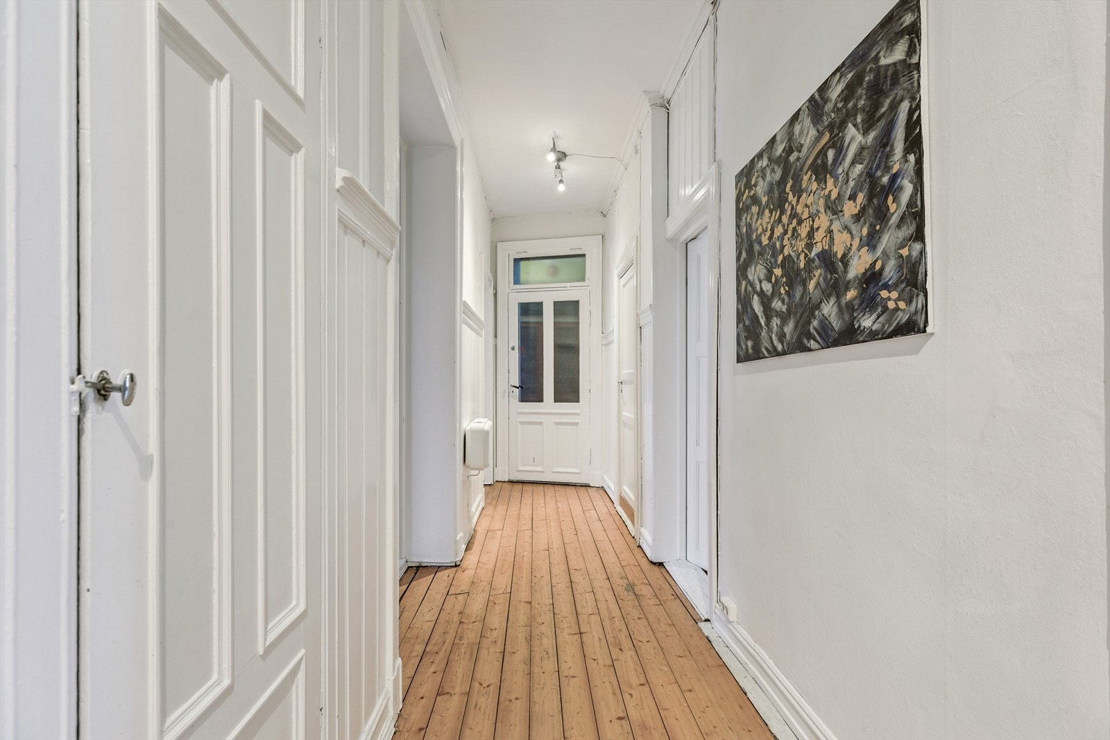 Leiligheten har to innganger, ett fra hovedtrappeløp og en inngang fra trappeløp 2 der det også er installert en liten heis. Galleribilde