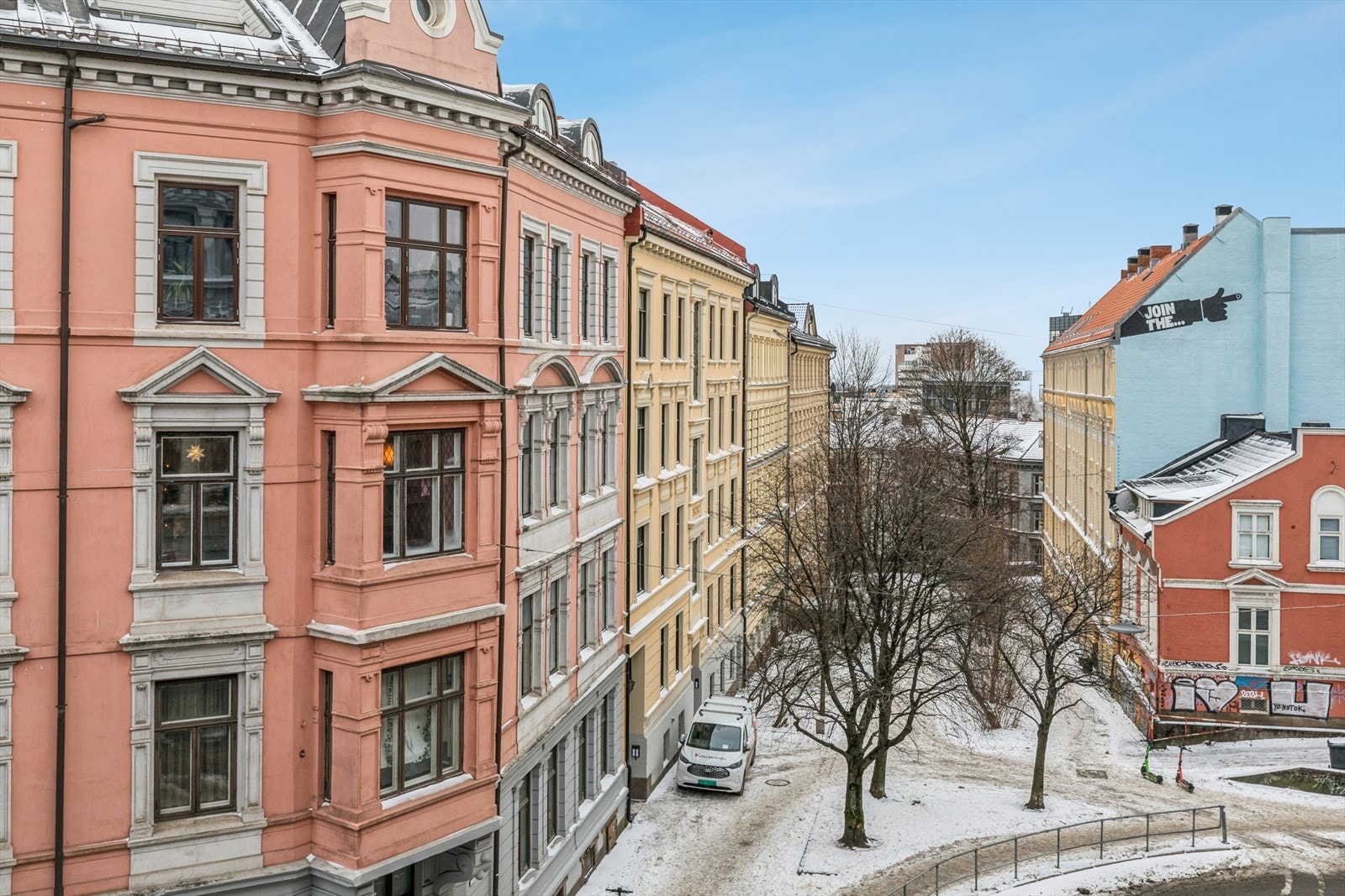 Leiligheten ligger i 4 etg. med utsyn mot sentrum/havnen. Galleribilde