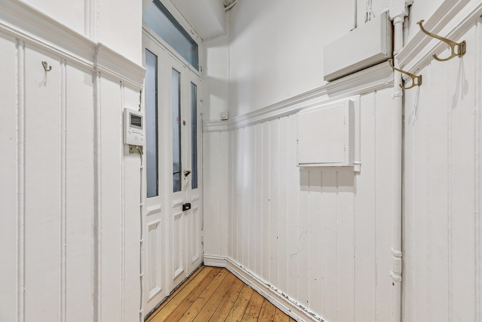 Leiligheten har to innganger, ett fra hovedtrappeløp og en inngang fra trappeløp 2 der det også er installert en liten heis. Galleribilde