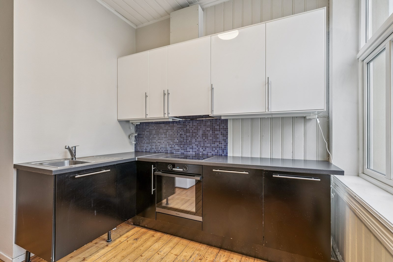 Kjøkken med spiseplass og integrerte hvitevarer. Galleribilde