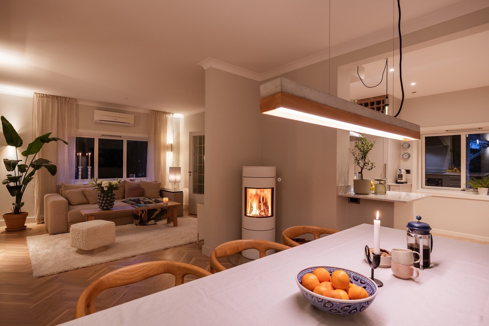 Stue, spisestue og kjøkken i åpen og sosial løsning Galleribilde