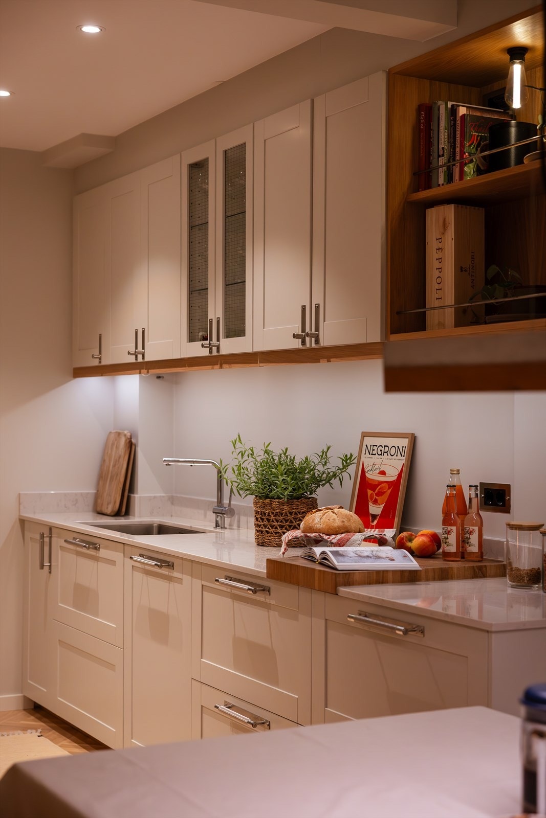 Innredningen fra 2017 med glatte fronter og benkeplate i stein Galleribilde