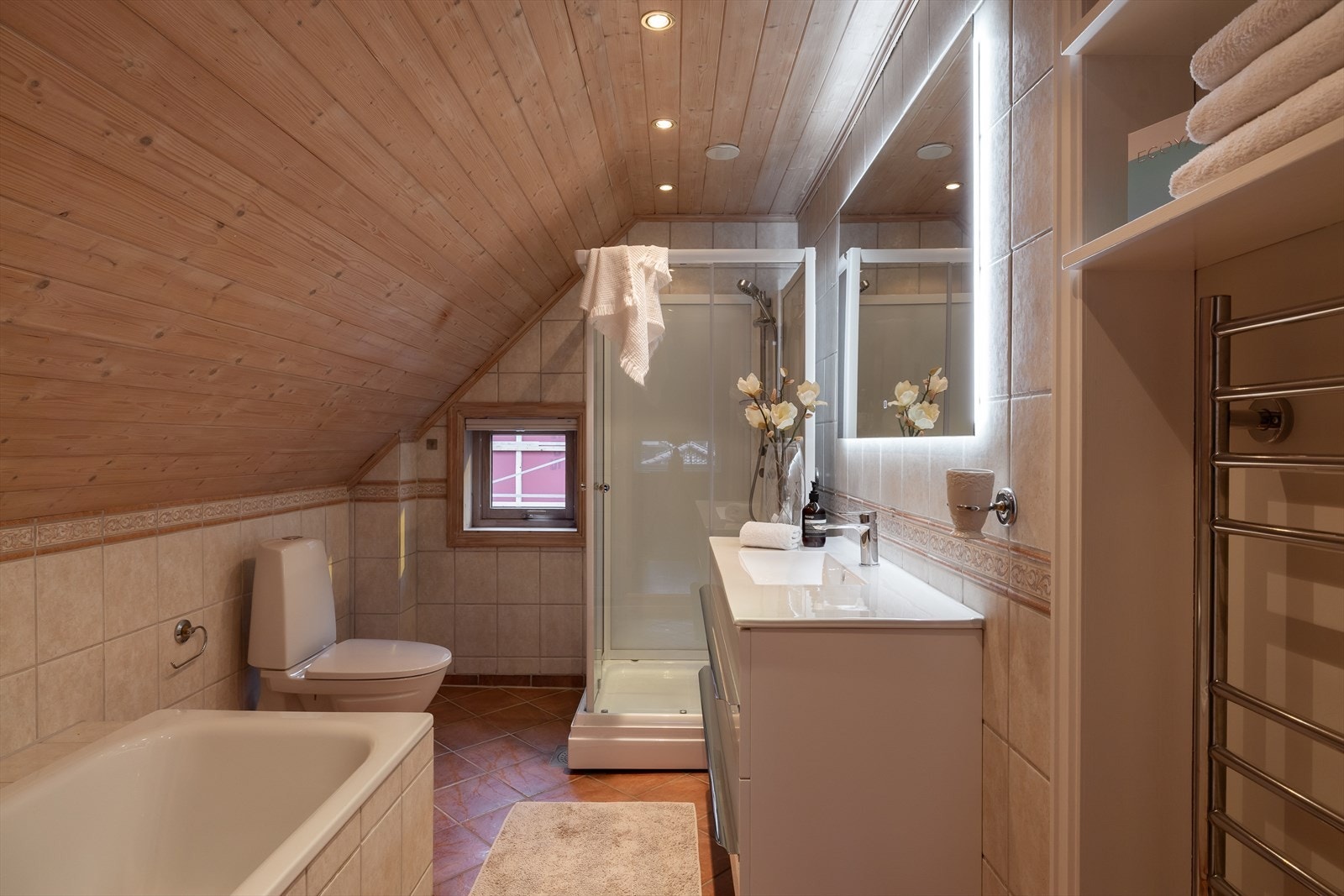 Romslig familie bad i 2. etasje Galleribilde