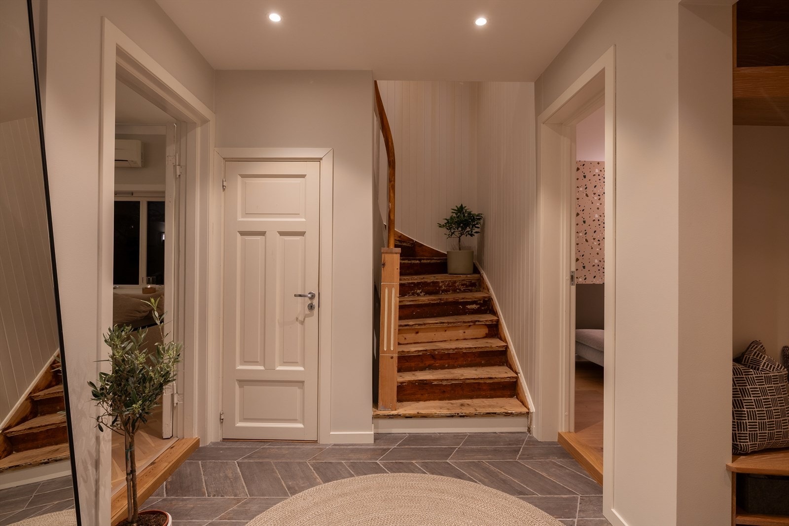 Innbydende og hyggelig entré med fliser og downlights Galleribilde