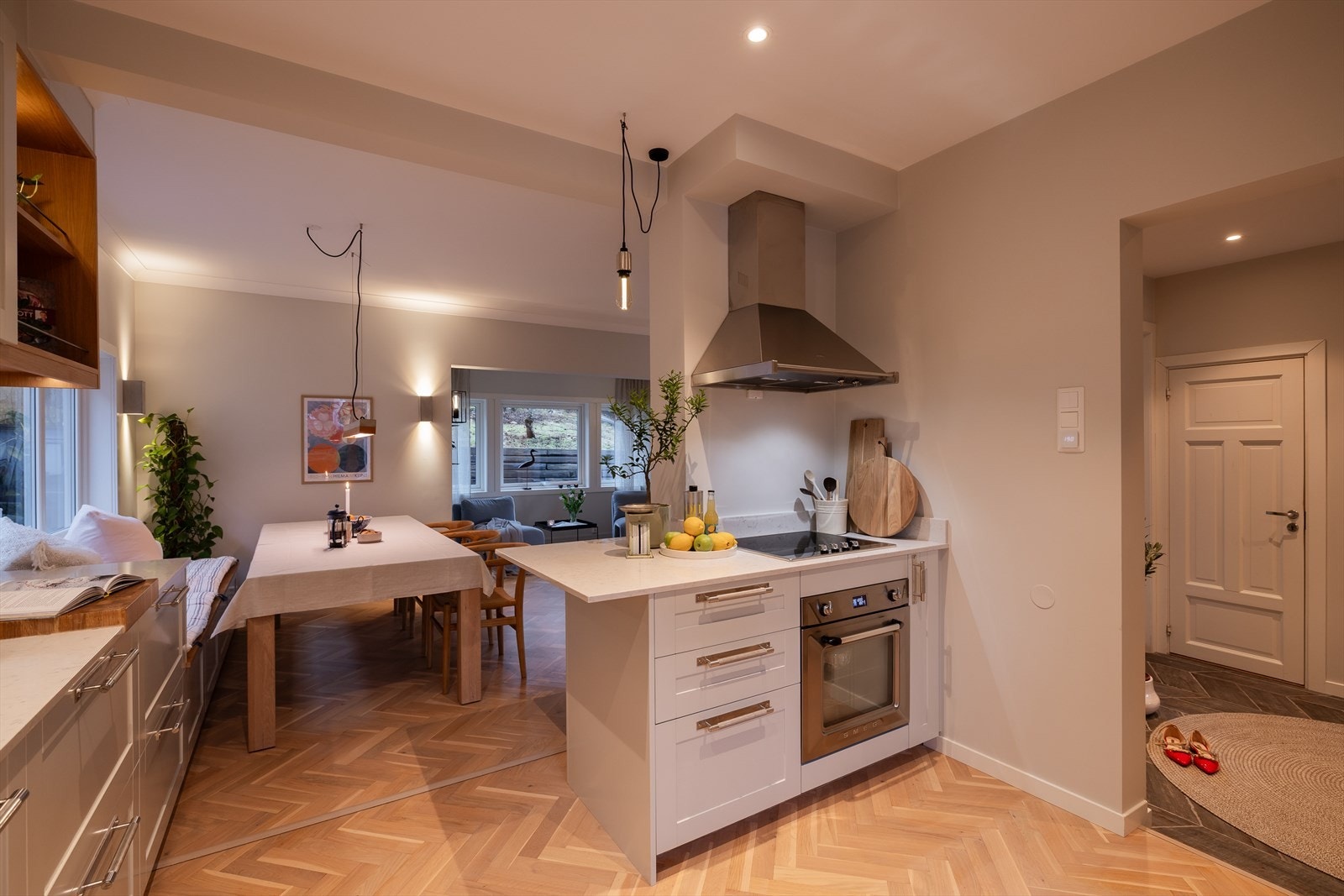 Godt utstyrt kjøkken med integrerte hvitevarer Galleribilde