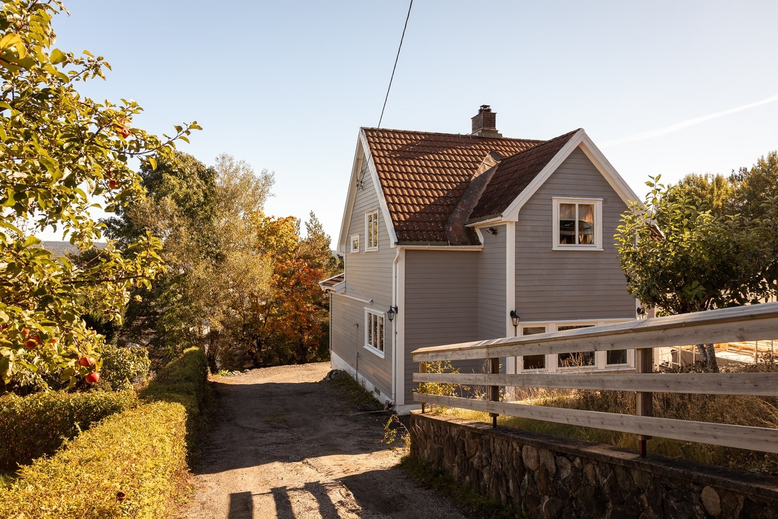 På eiendommen er det nylig oppført en enebolig Galleribilde