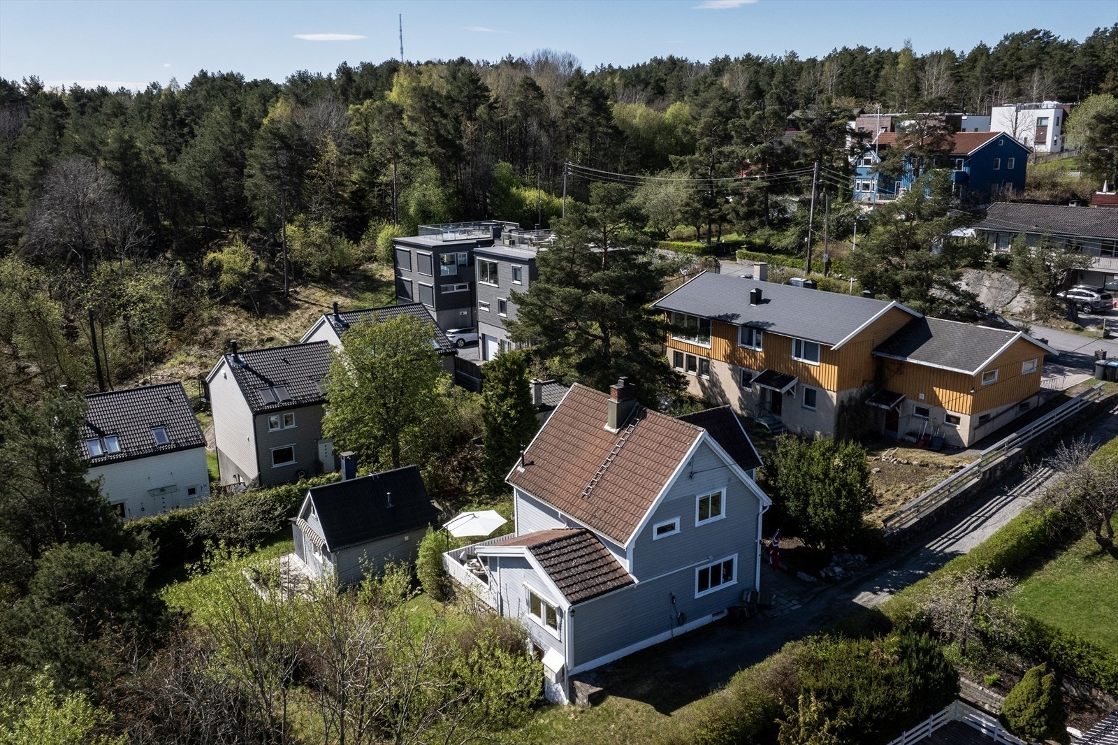 På eiendommen er det nylig oppført en enebolig - Uteplass på sørsiden er fjernet i forbindelse med oppføring av nytt bygg Galleribilde