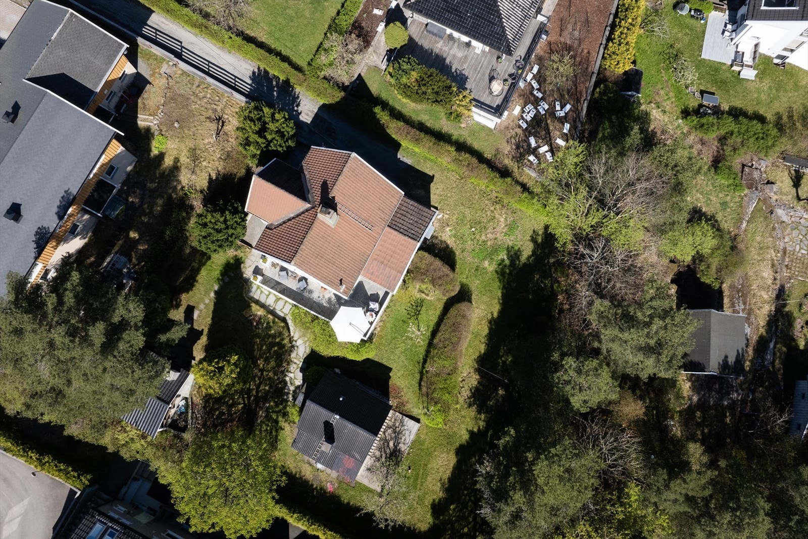 Nyoppført enebolig ligger på sørsiden av denne boligen - Terrassen som vises på bildet er i den forbindelse revet Galleribilde