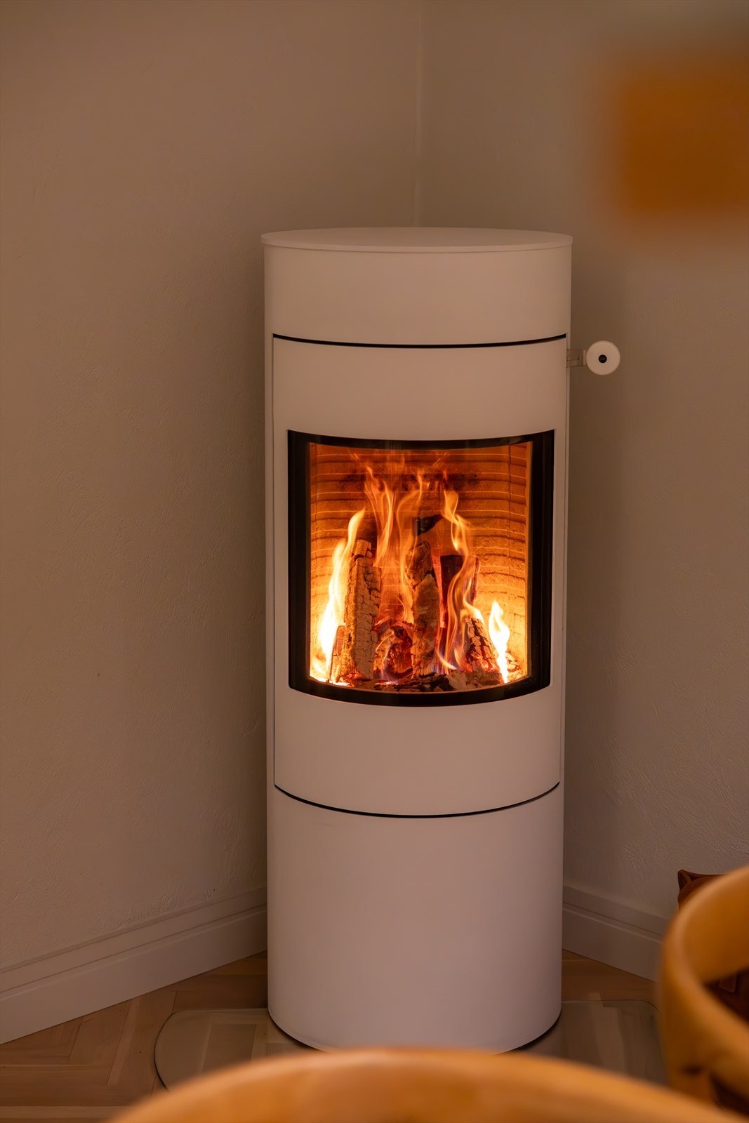 Lekker peisovn i stue for de kalde vinterdager Galleribilde