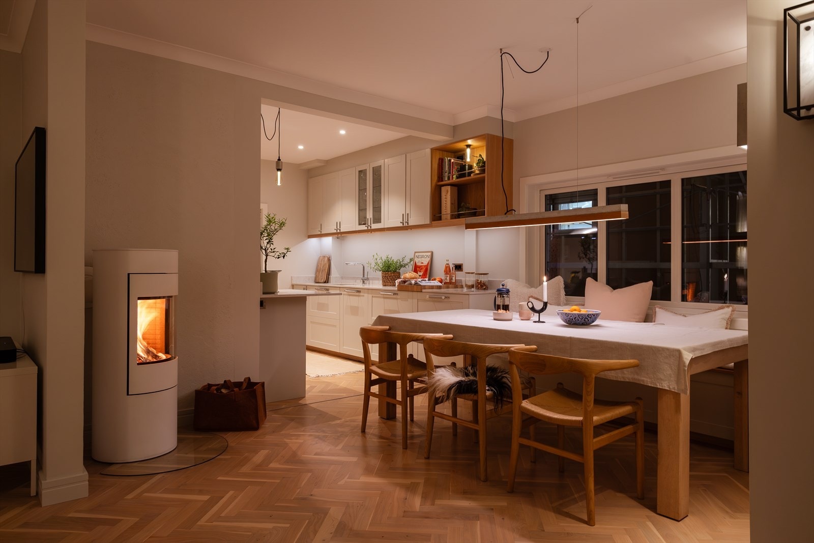 God plass til langbord i spisestue Galleribilde