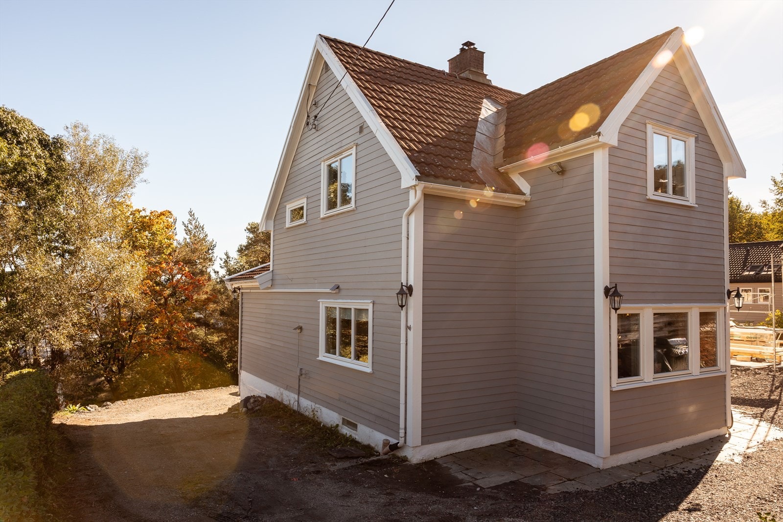 På eiendommen er det nylig oppført en enebolig Galleribilde