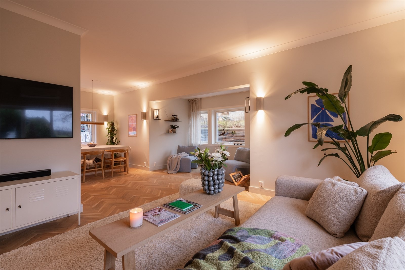 Store vindusflater gir etasjen en god og lys atmosfære Galleribilde