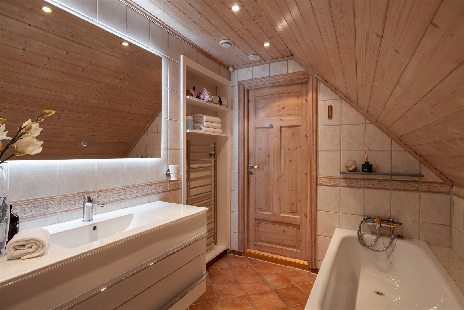 Her har man både dusj og badekar - downlights i himling og varmekabler i gulv Galleribilde