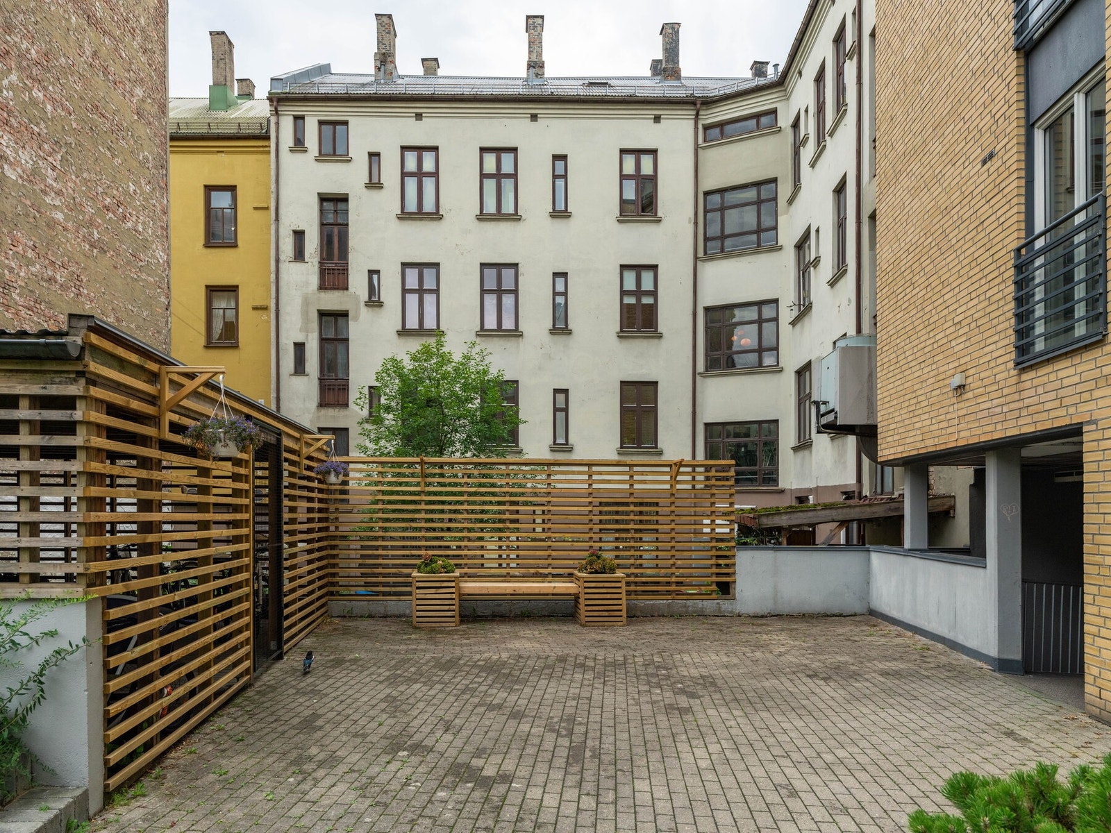 Trives du bedre på fire hjul enn to, er det verdt å nevne at sameiet har eget garasjeanlegg. Det er mulig å kjøpe eller leie plass dersom det er ledig kapasitet. Galleribilde