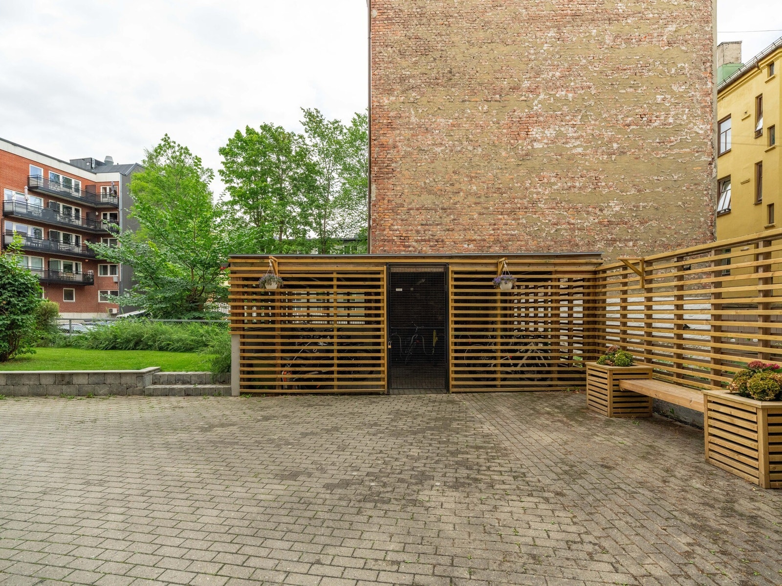 Det er etablert et låsbart sykkelskur. Galleribilde