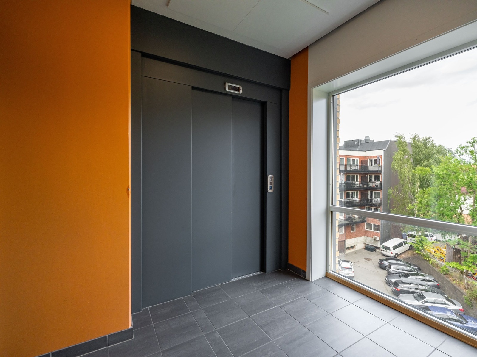 Det er heis i bygget som er en god venn i hverdagen, enten det bare er deg selv som skal opp, om du har med deg en rekke handleposer eller et flyttelass. Galleribilde