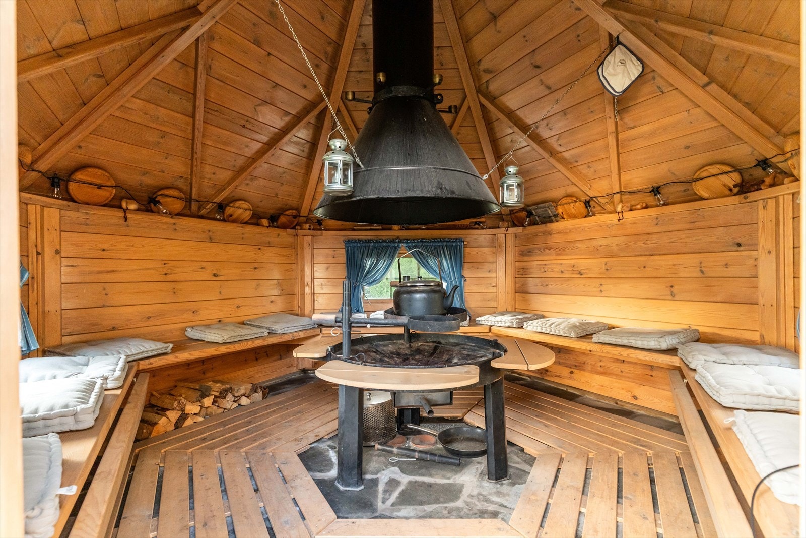 Koselig grillhytte med mange sitteplasser. Galleribilde