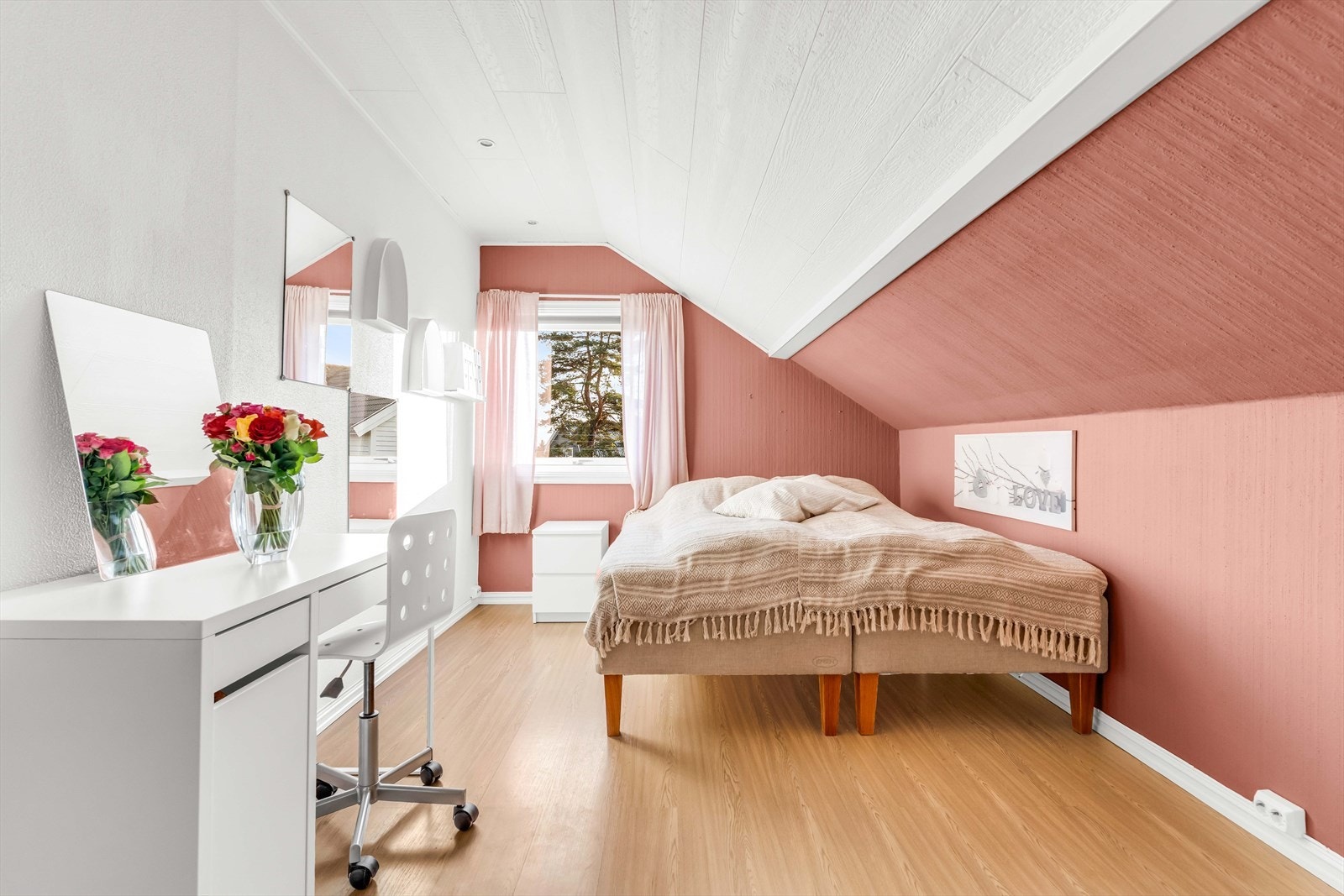 De fire soverommene har plass til seng, nattbord og skrivebord. Galleribilde