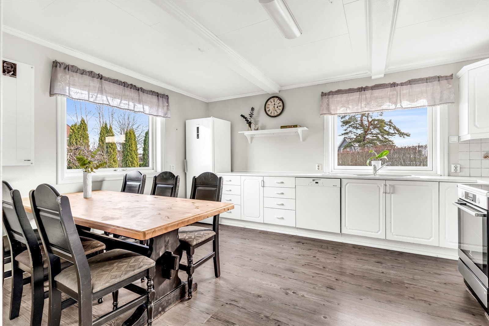 Videre er det tilkoblet oppvaskkum og opplegg for oppvaskmaskin, samt plass til frittstående hvitevarer. Galleribilde