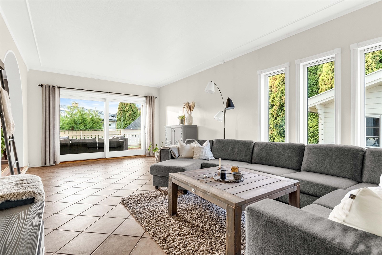 Det er utgang til to herlige terrasser, en på 16 m² og en på 44 m². Galleribilde