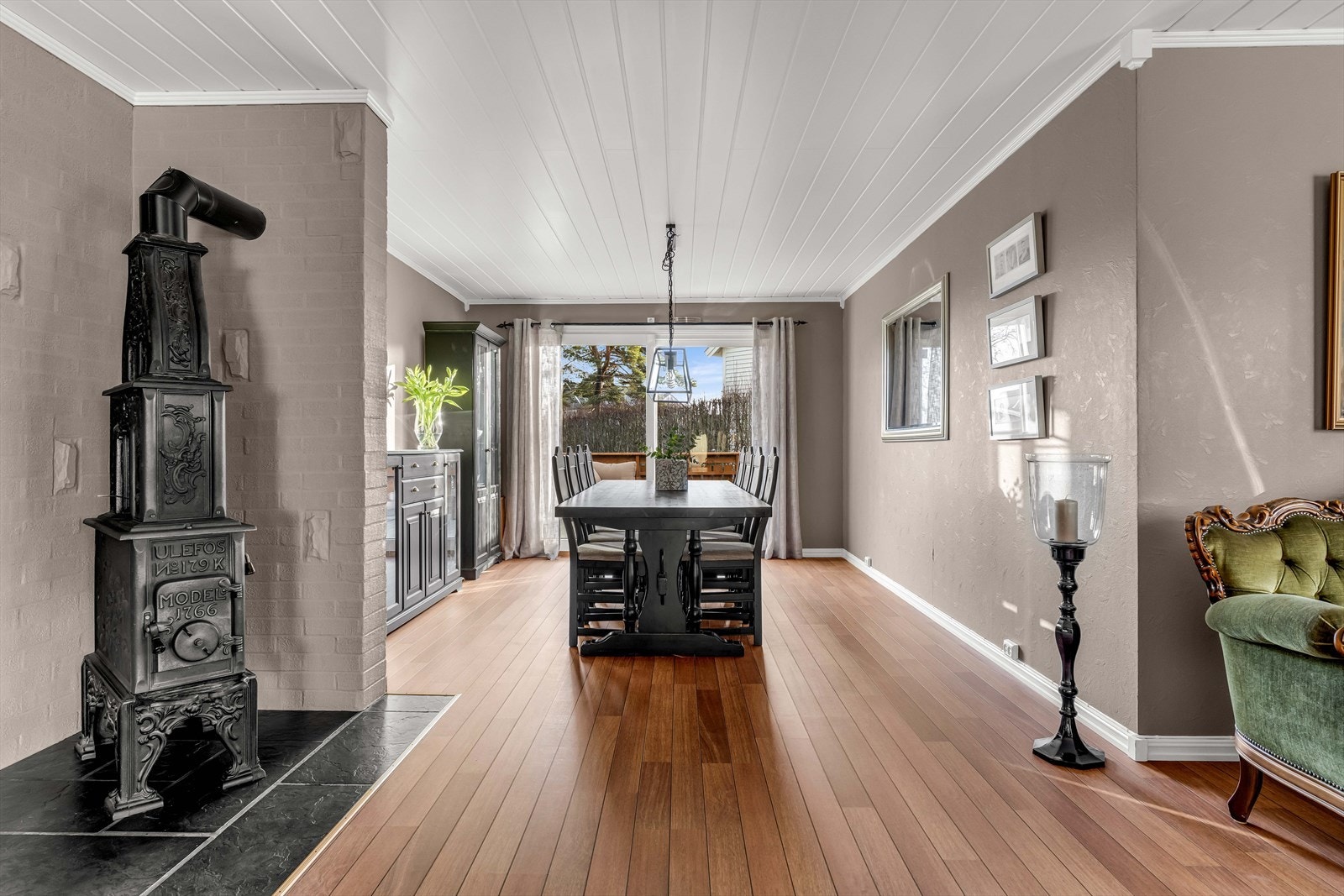 Videre er det god plass til stort spisebord innerst. Galleribilde