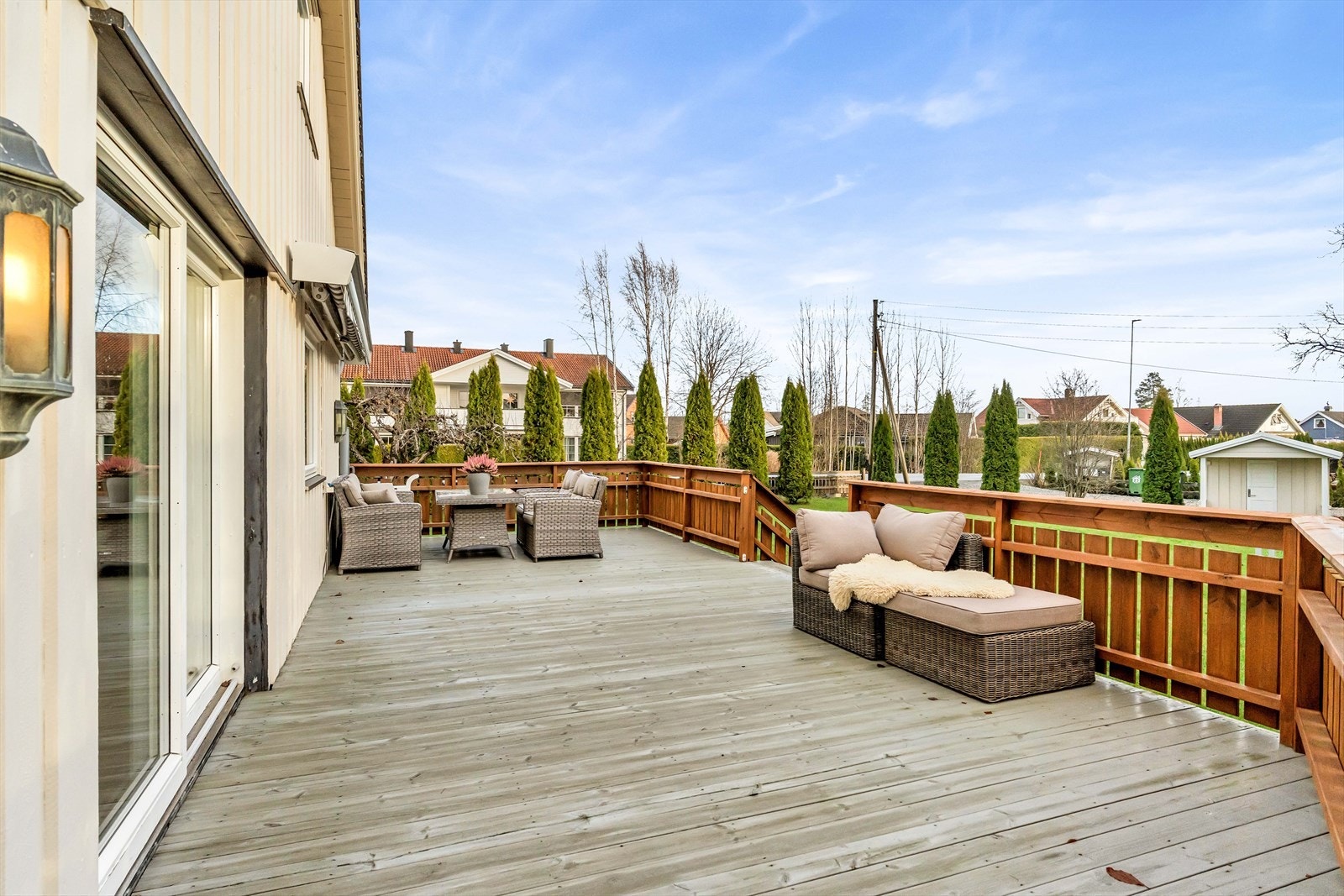 Fra terrassen er det utgang til den opparbeidede og skjermede hagen - her er det rikelig med boltreplass! Galleribilde