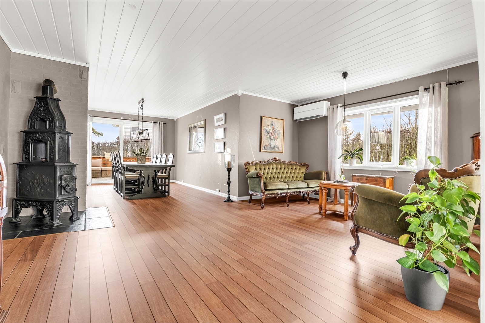 En eldre peisovn står plassert som et smykke i det ene hjørnet. Galleribilde