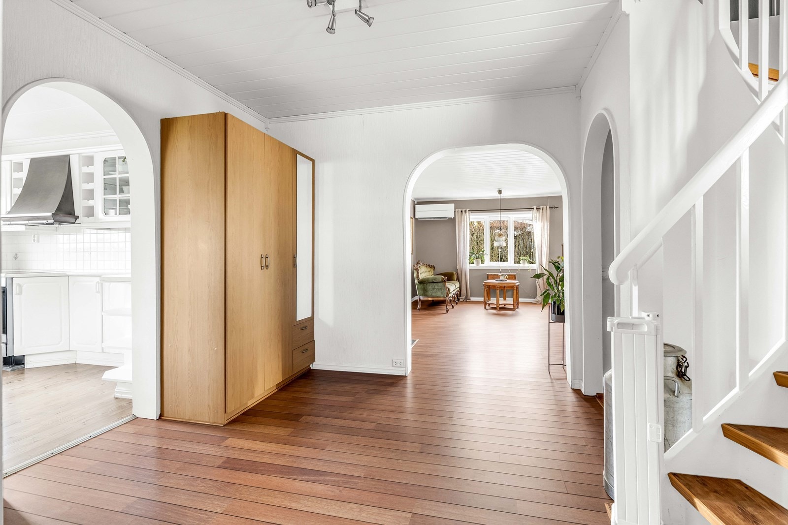 Det er plass til garderobeskap i gangen. Galleribilde