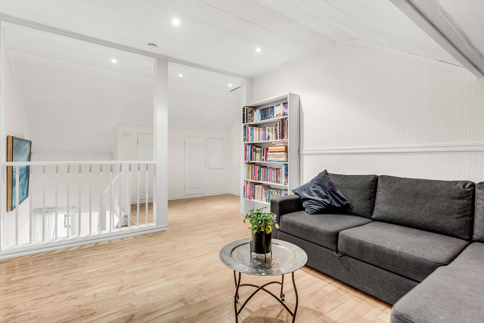 Fra trappen kommer man opp i en gang som er blitt innredet som stue. Galleribilde