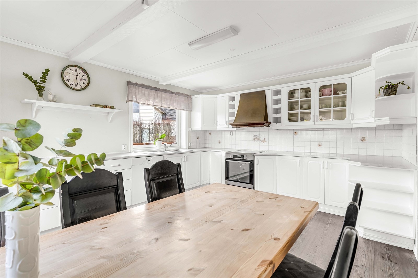 Det er fliser samt lys mellom over- og underskapene. Galleribilde