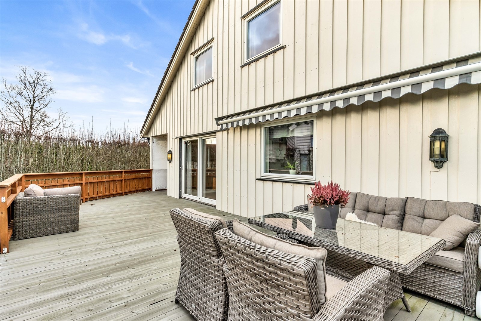 Det er montert solskjerming og utebelysning. Galleribilde