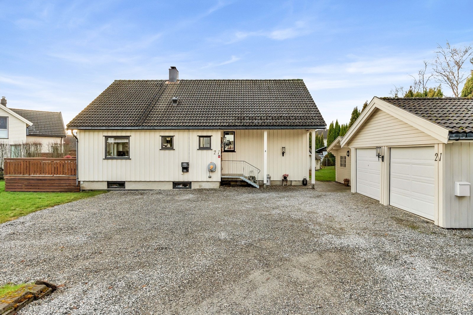 Det medfølger parkering i dobbeltgarasje, samt plass til biloppstiling på gårdsplassen. Galleribilde