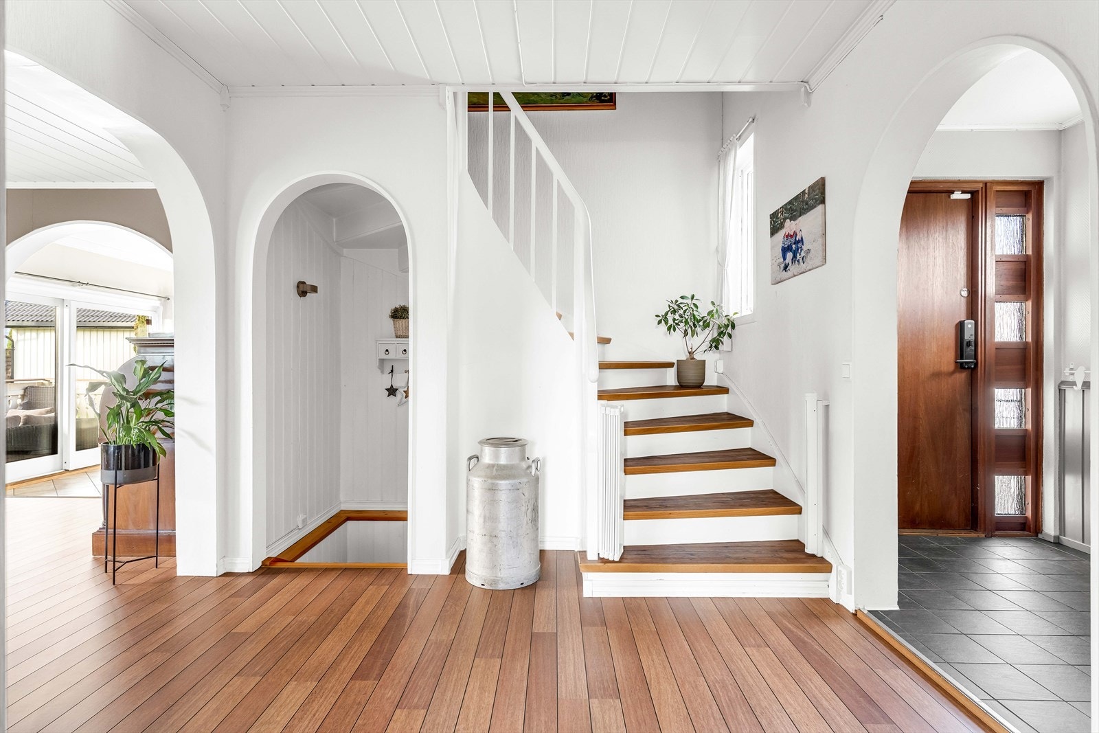 Fra gangen er det trappeløp opp til 2. etasje og ned til underetasjen, samt inngang til stue og kjøkken. Galleribilde