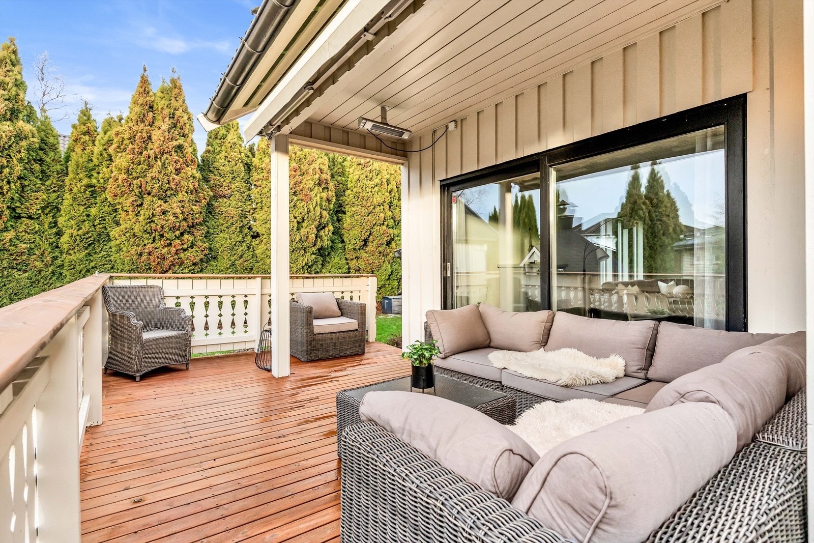 Deler av denne terrassen er overbygget, og det er montert solskjerming. Galleribilde