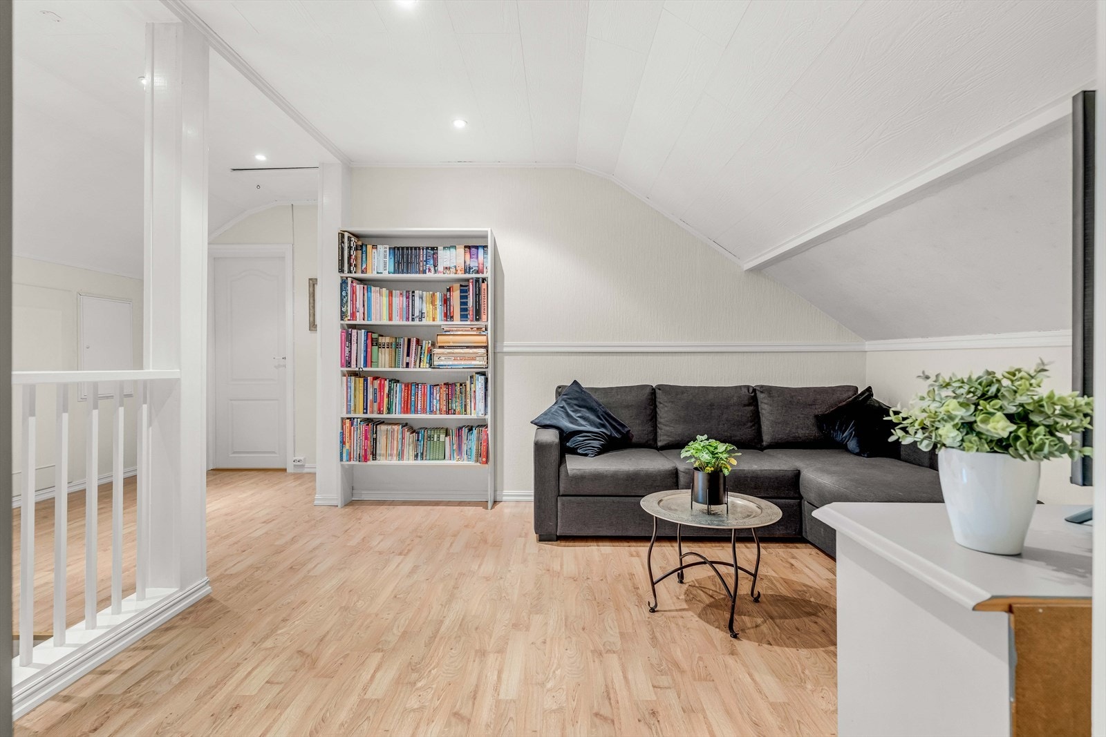 Rommet er blitt innredet med sofaseksjon og tv-møbel. Galleribilde