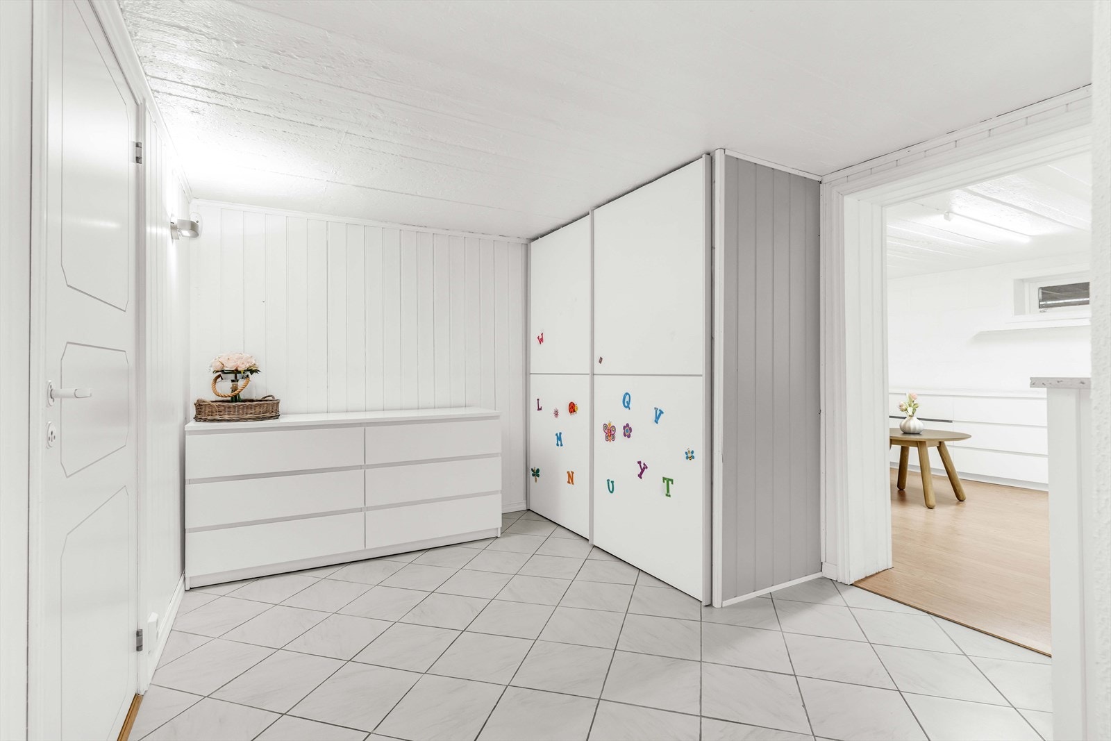 Det er montert garderobeskap i gangen. Galleribilde