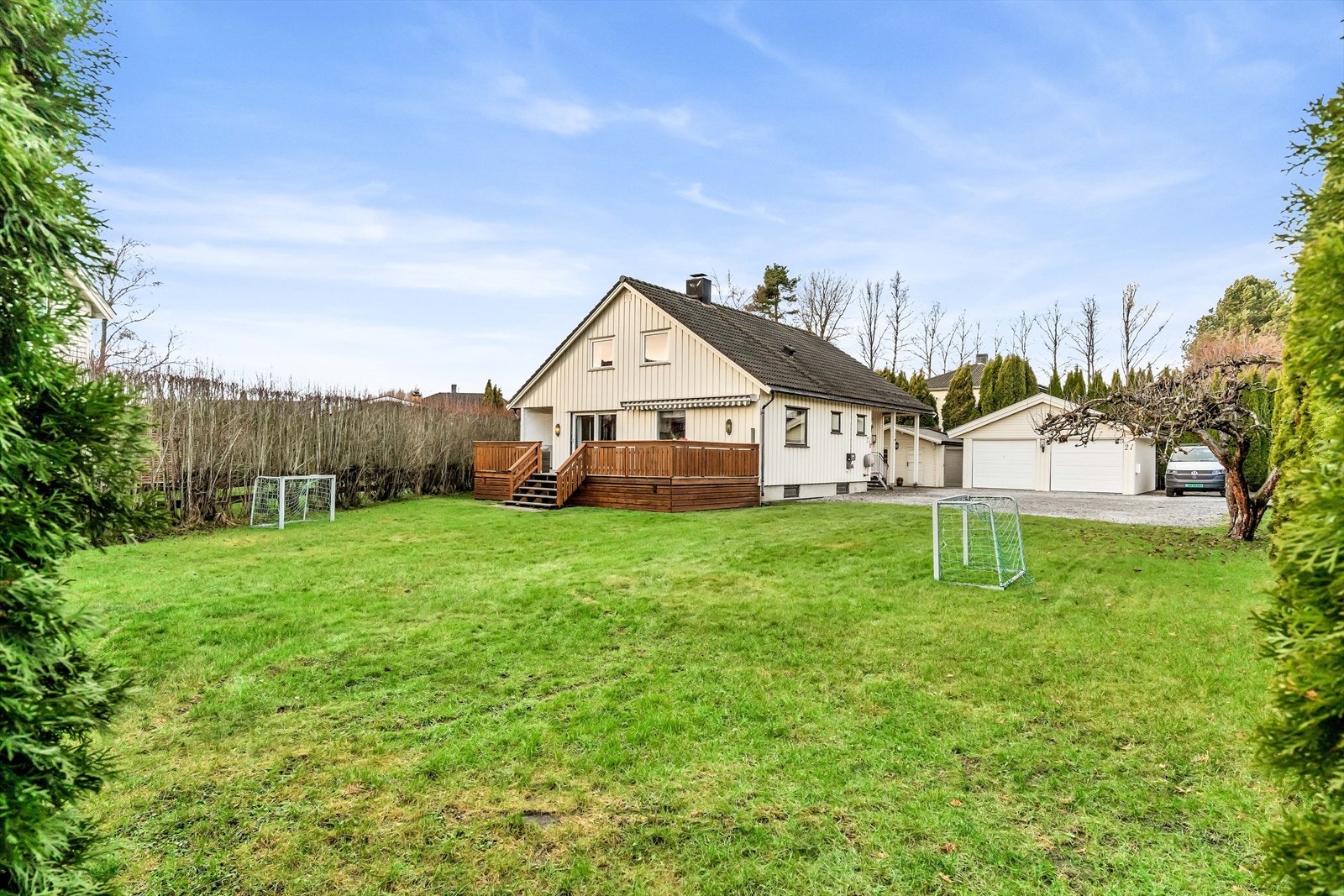 Eiendommen har en opparbeidet tomt med stor gressplen. Galleribilde