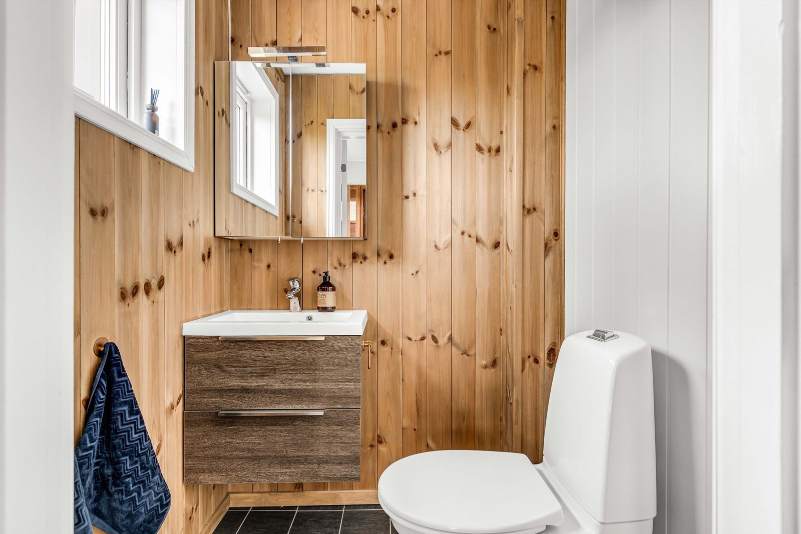 Etasjen har et praktisk toalettrom, innredet med toalett og servant. Galleribilde