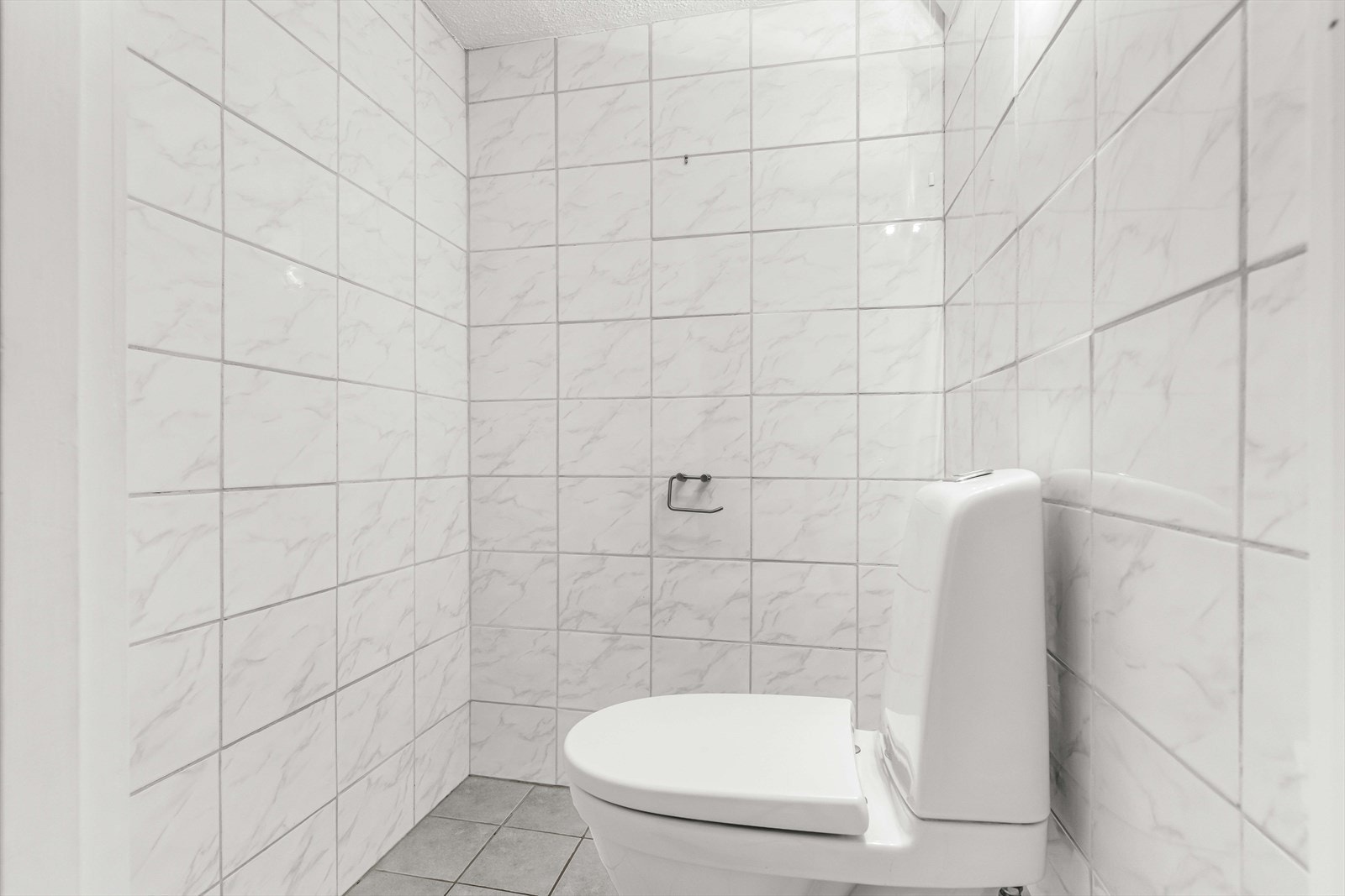 Fra gangen er det inngang til et toalettrom med toalett. Galleribilde