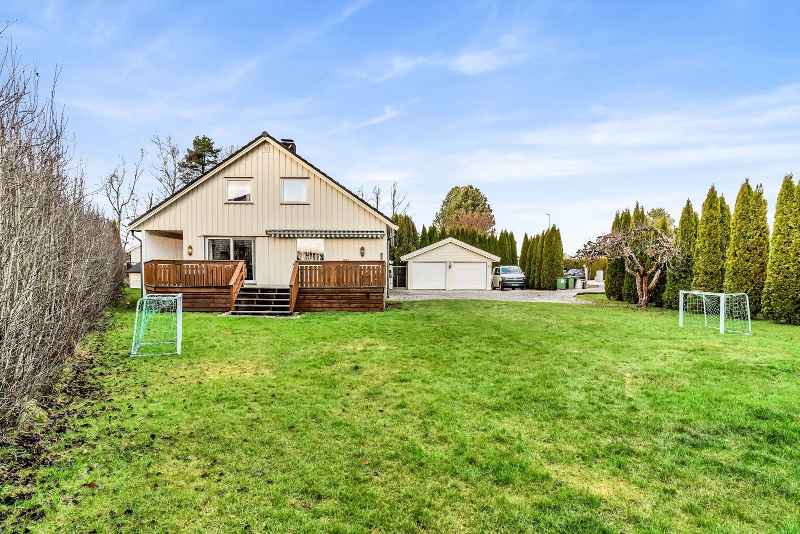 Eiendommen har en opparbeidet tomt med plenarealer, prydbusker, beplantninger, grillhytte m.m. Galleribilde