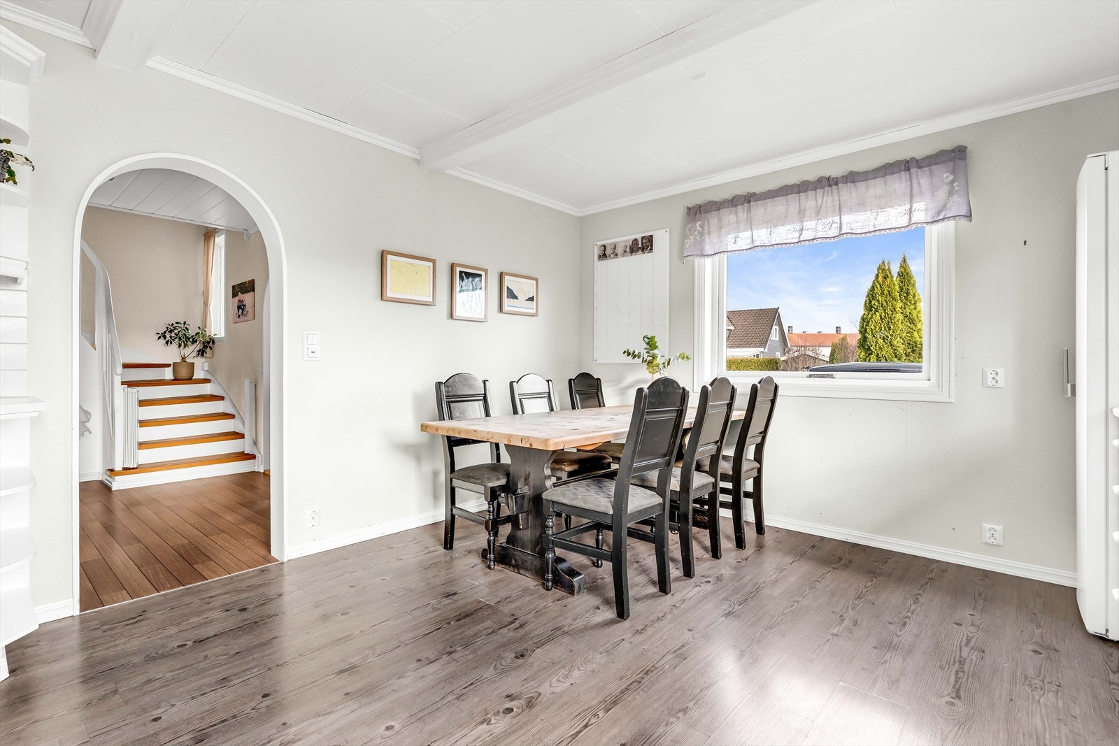 Plass til spisebord ved kjøkkenvinduet. Galleribilde