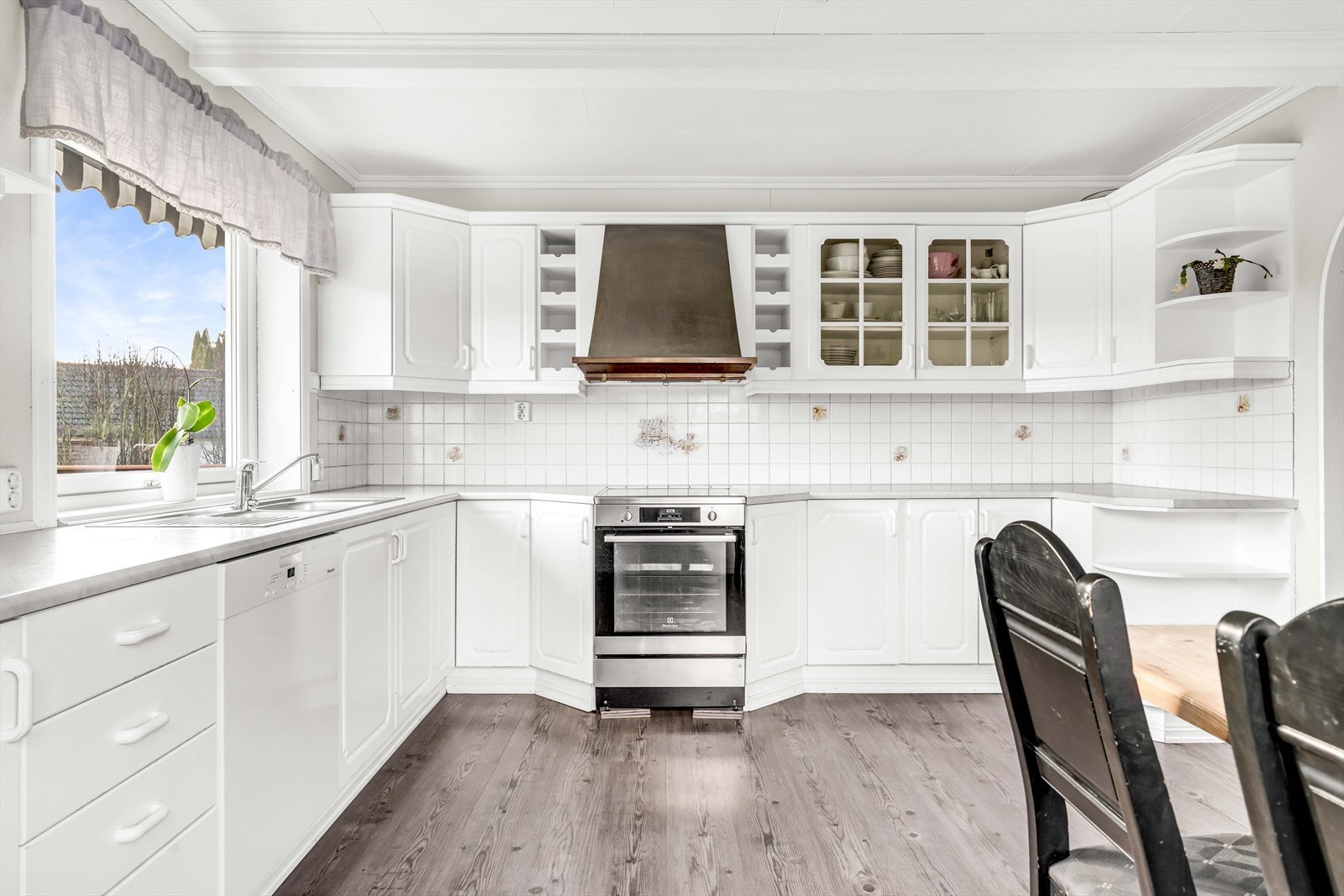 Det er satt inn et hvitt profilert kjøkken med laminert benkeplate. Galleribilde