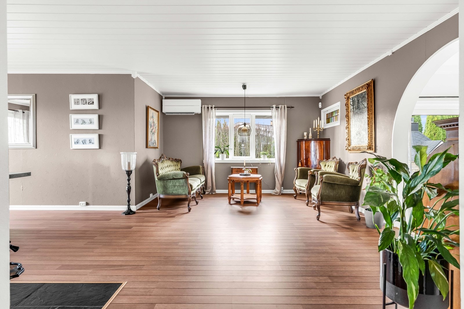 Det er god plass til flere sofagrupper og sitteplasser, samt tv-seksjon. Galleribilde