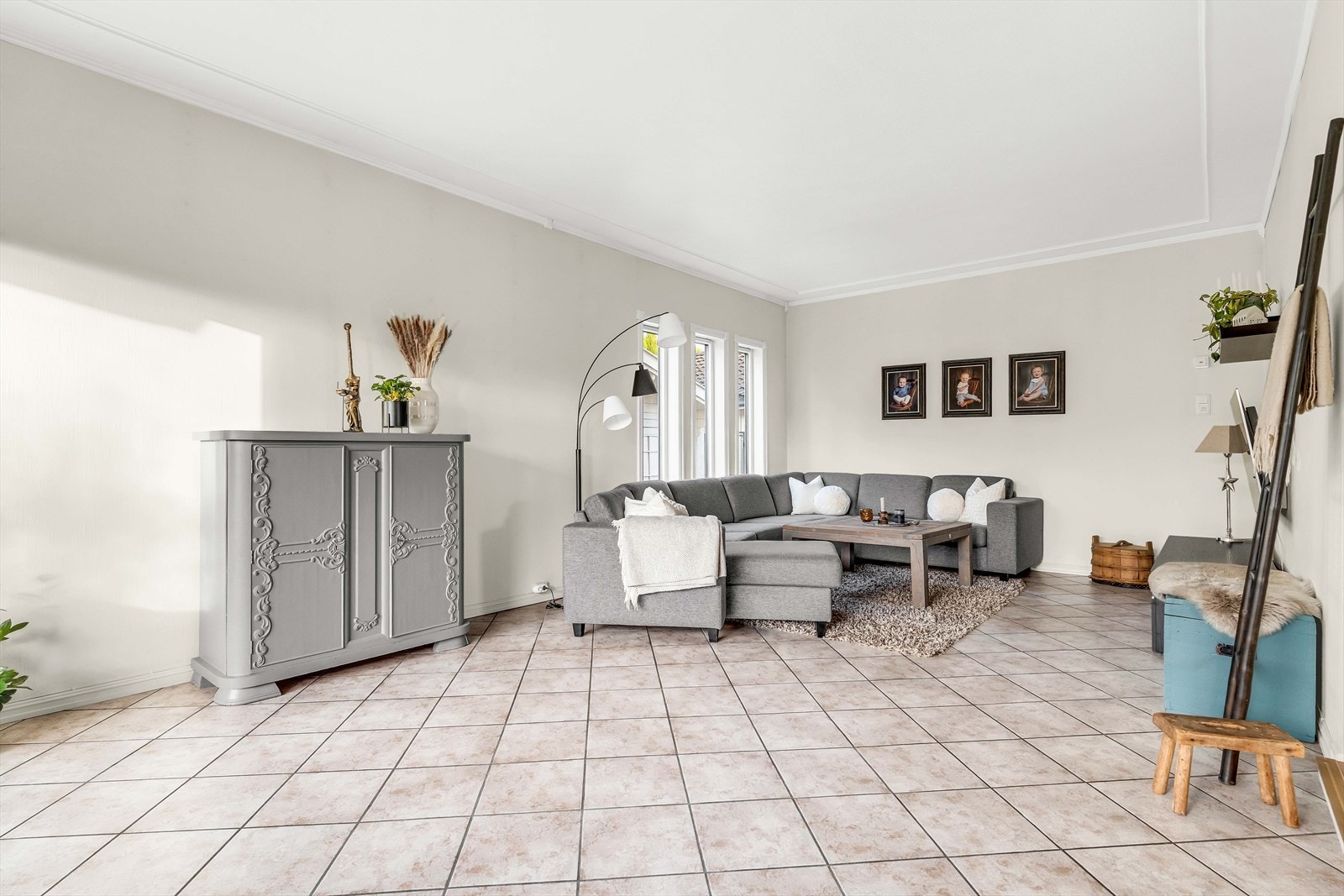 Denne stuen har fliser på gulvet. Galleribilde