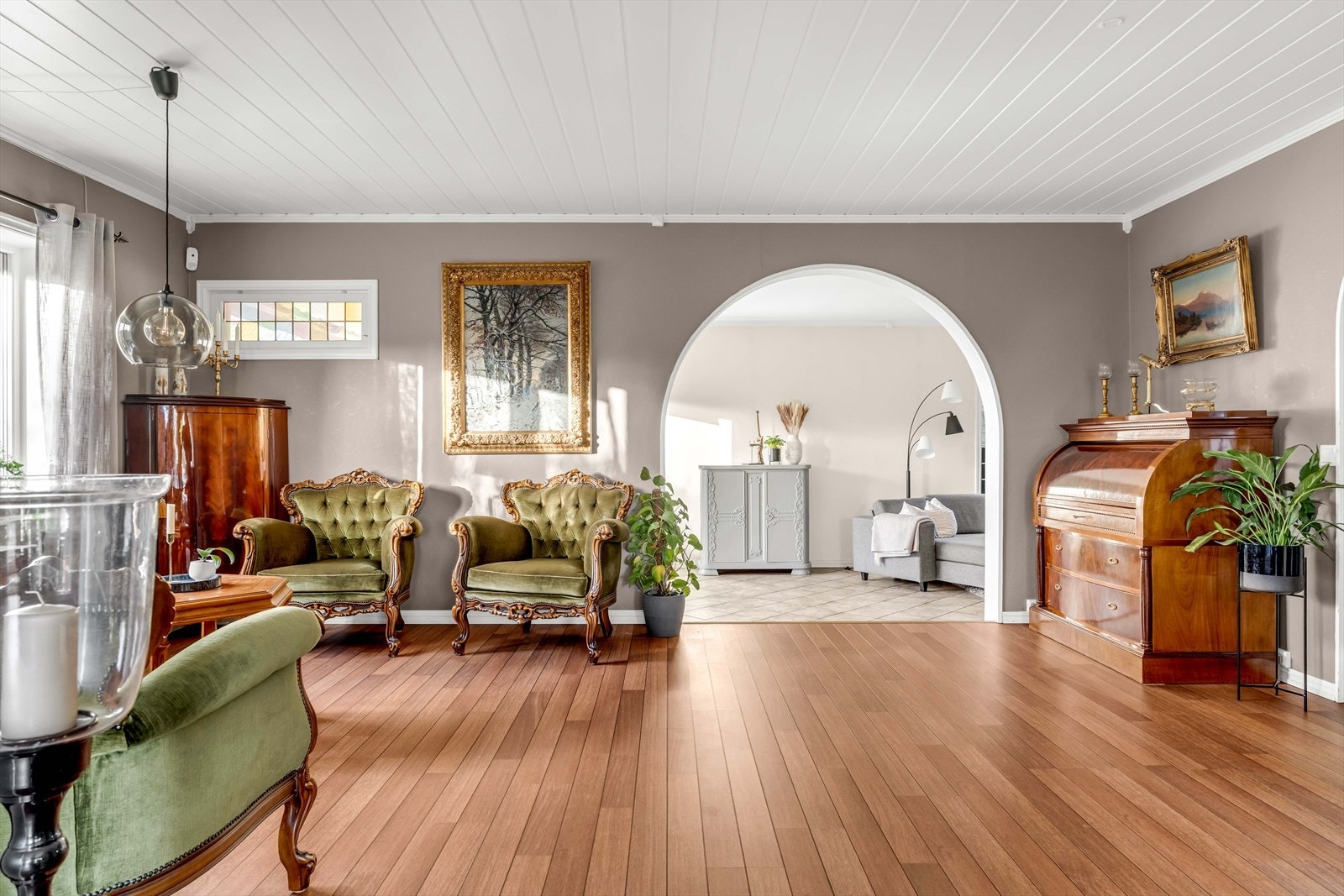 I den andre stuen er det blitt innredet med sofaseksjon og tv-møbel. Galleribilde