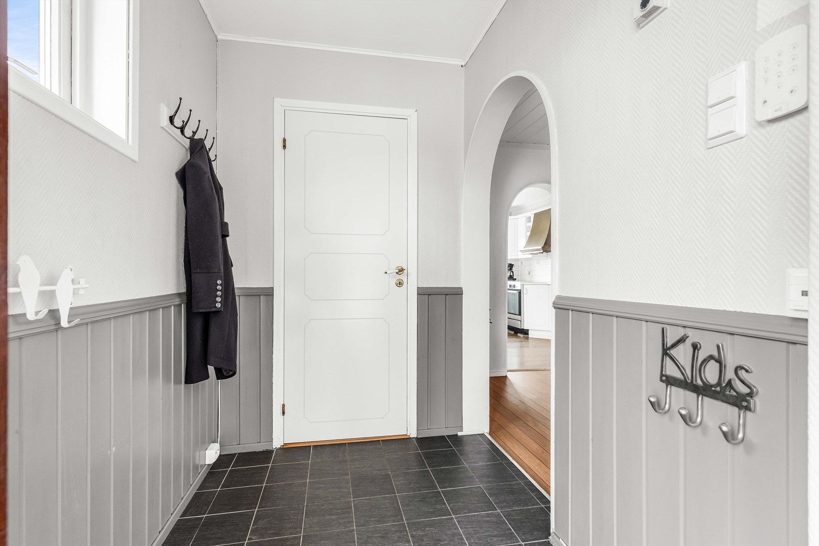 Lys entré med plass til å henge fra seg yttertøy. Galleribilde