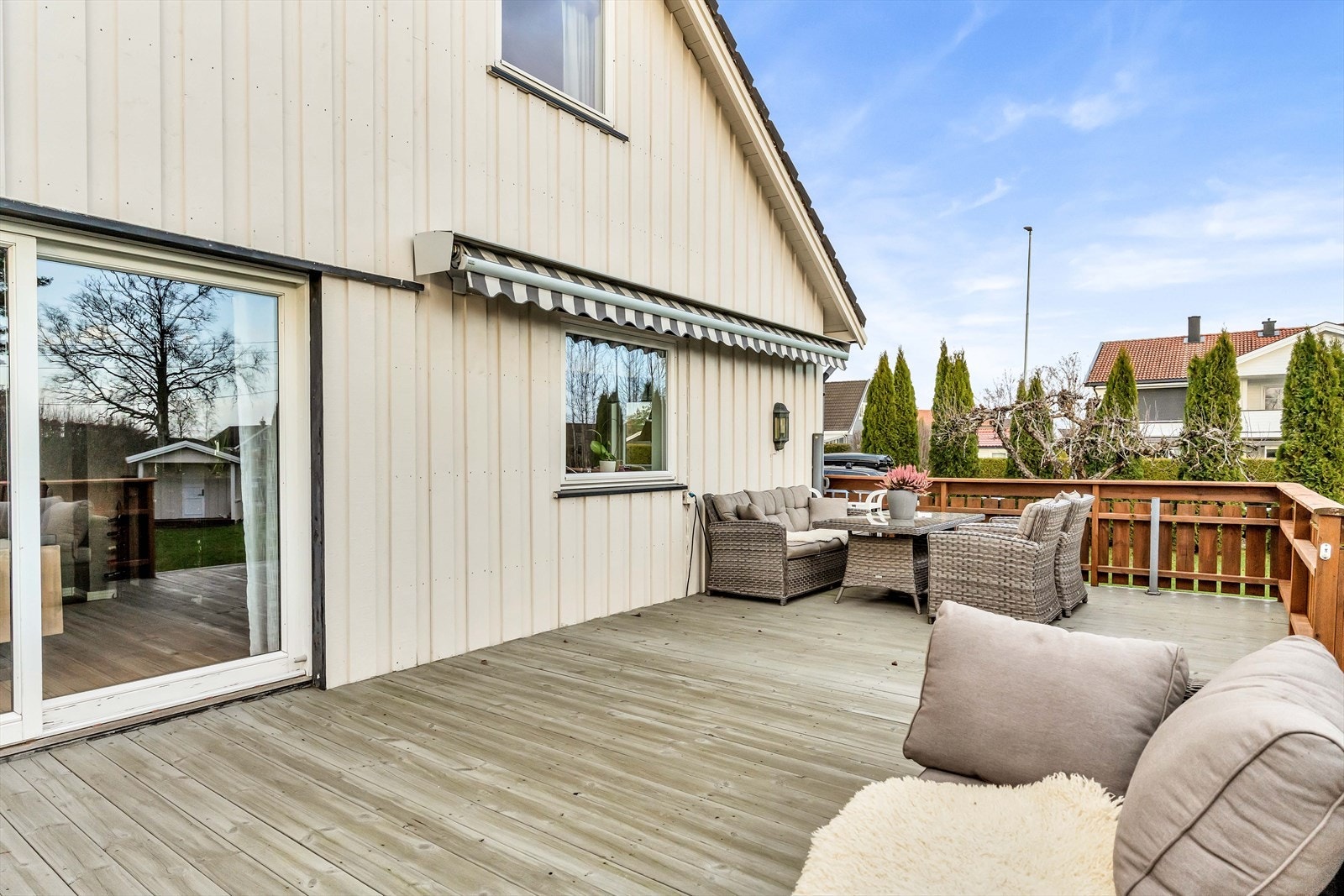 Her ute er det god plass til flere sittegrupper, samt grill. Galleribilde