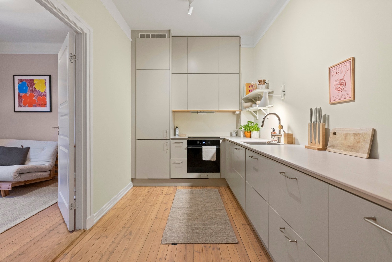 Det er brukt mye tid på å planlegge utformingen av kjøkkenet - her er alt tilrettelagt for deg som er glad i å lage mat! Galleribilde