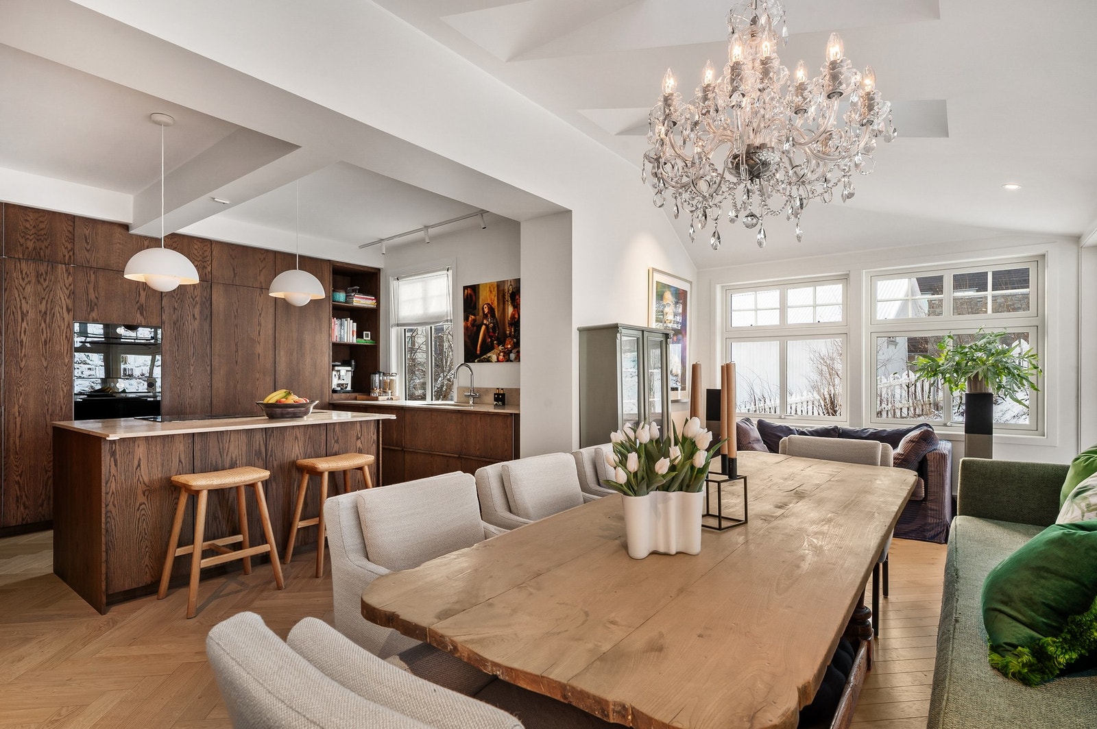 Kjøkken og spisestue er samlet i en romslig og moderne løsning som legger til rette for både hverdagsliv og selskap. Galleribilde